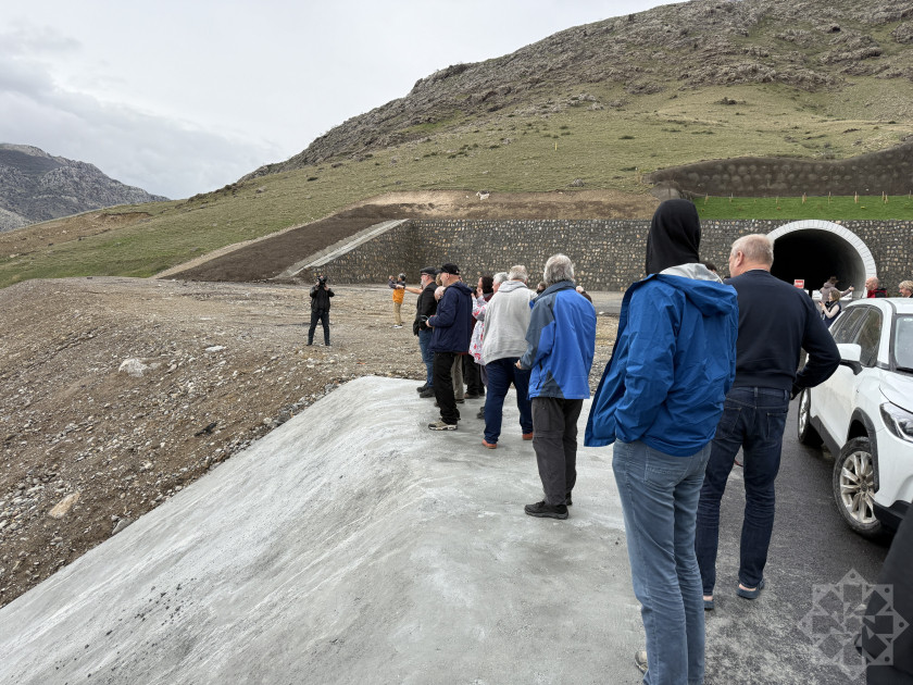 Dünya səyyahları Horadiz-Ağbənd avtomobil və dəmir yolunda görülən işlərlə tanış olublar<font color=red> - FOTOLAR</font>