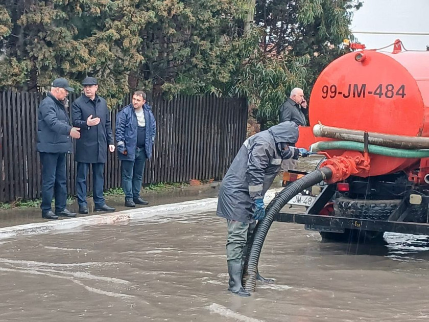 Bakıda yağışın fəsadlarının aradan qaldırılması istiqamətində işlər davam etdirilir<font color=red> - FOTOLAR</font>