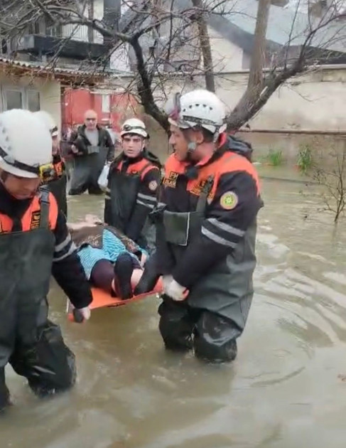 FHN: Su basmış ərazilərdən 216 nəfər təhlükəsiz yerlərə təxliyə edilib<font color=red> - FOTOLAR</font>