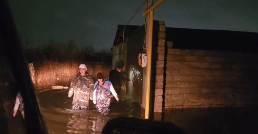 FHN: Su basmış ərazilərdən 216 nəfər təhlükəsiz yerlərə təxliyə edilib<font color=red> - FOTOLAR</font>