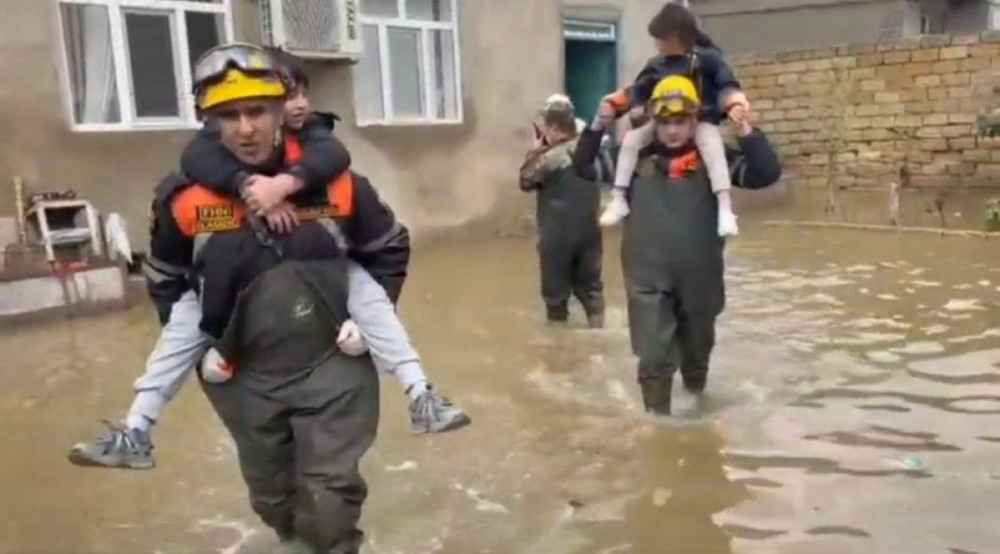 FHN: Su basmış ərazilərdən ümumilikdə 278 nəfər təhlükəsiz yerlərə təxliyə edilib<font color=red> - FOTOLAR</font>