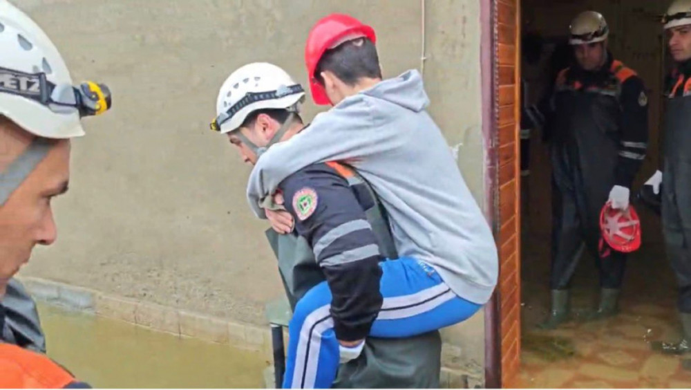 FHN: Su basmış ərazilərdən ümumilikdə 278 nəfər təhlükəsiz yerlərə təxliyə edilib<font color=red> - FOTOLAR</font>