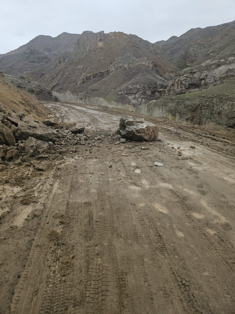 Ordubadda qaya uçqunu olub<font color=red> - FOTOLAR</font>