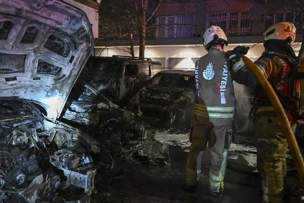 İstanbulda 14 lüks avtomobil yanıb<font color=red> - FOTOLAR</font>