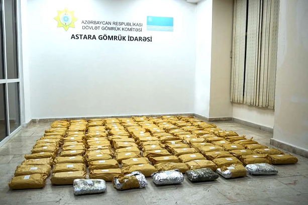 "Kivi" yükü aparan nəqliyyat vasitəsində külli miqdarda narkotik aşkar edilib<font color=red> - FOTOLAR</font>