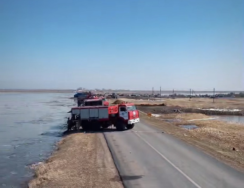 Qazaxıstanda bəndin yarılması ilə əlaqədar möhkəmləndirmə işləri aparılır<font color=red> - FOTOLAR</font>