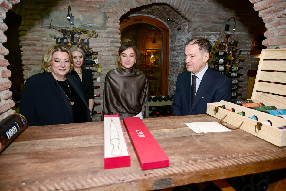 Birinci xanım Mehriban Əliyevanın şərəfinə lanç<font color=red> - FOTOLAR</font>