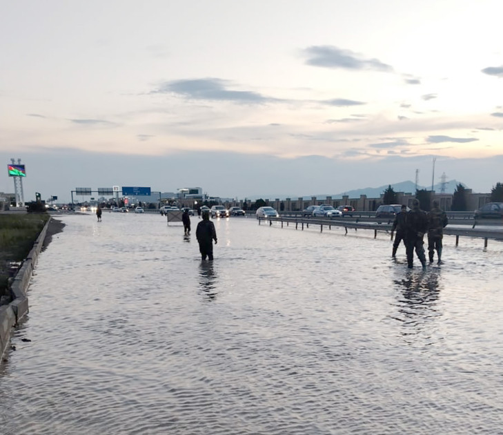 FHN: Yağışların fəsadlarının aradan qaldırılması işləri gecə saatlarında fasiləsiz olaraq davam etdirilib<font color=red> - FOTOLAR</font>