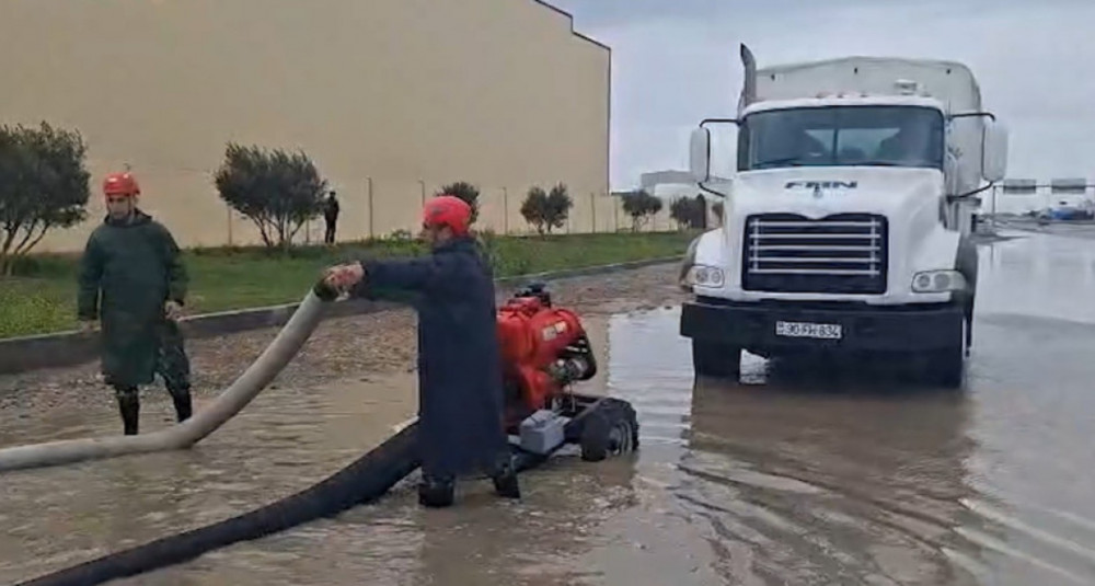 FHN: Yağışların fəsadlarının aradan qaldırılması işləri gecə saatlarında fasiləsiz olaraq davam etdirilib<font color=red> - FOTOLAR</font>