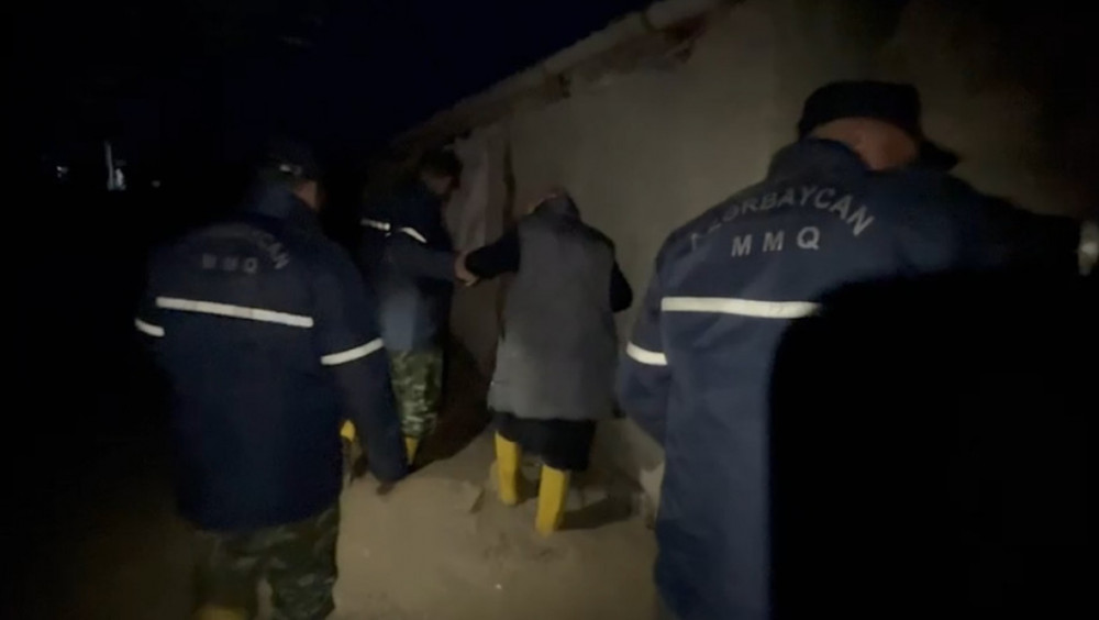 FHN: Yağışların fəsadlarının aradan qaldırılması işləri gecə saatlarında fasiləsiz olaraq davam etdirilib<font color=red> - FOTOLAR</font>