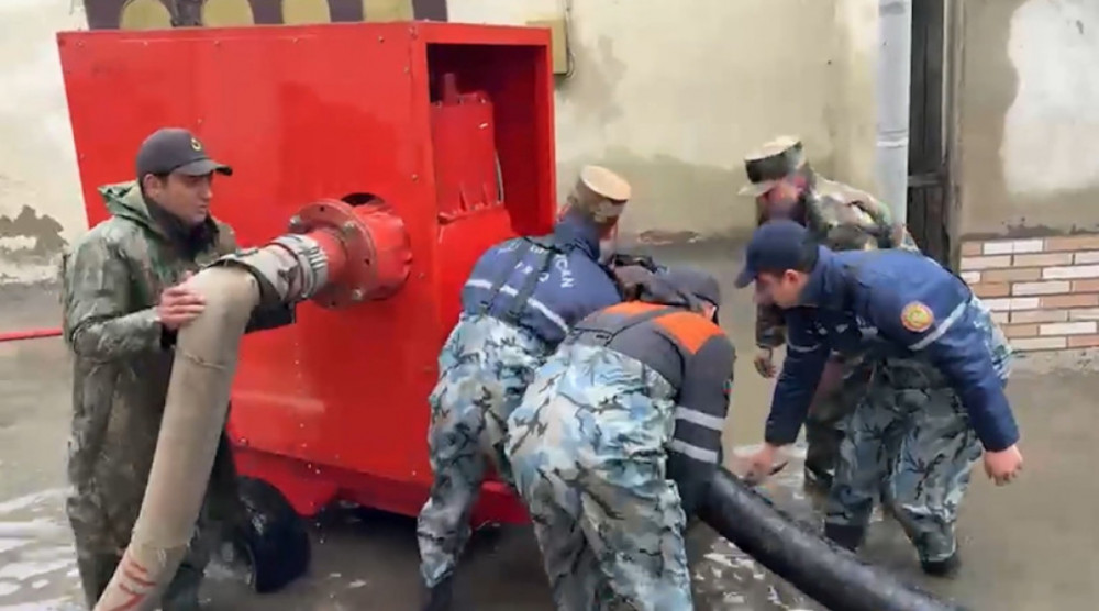 FHN: Yağışların fəsadlarının aradan qaldırılması işləri gecə saatlarında fasiləsiz olaraq davam etdirilib<font color=red> - FOTOLAR</font>