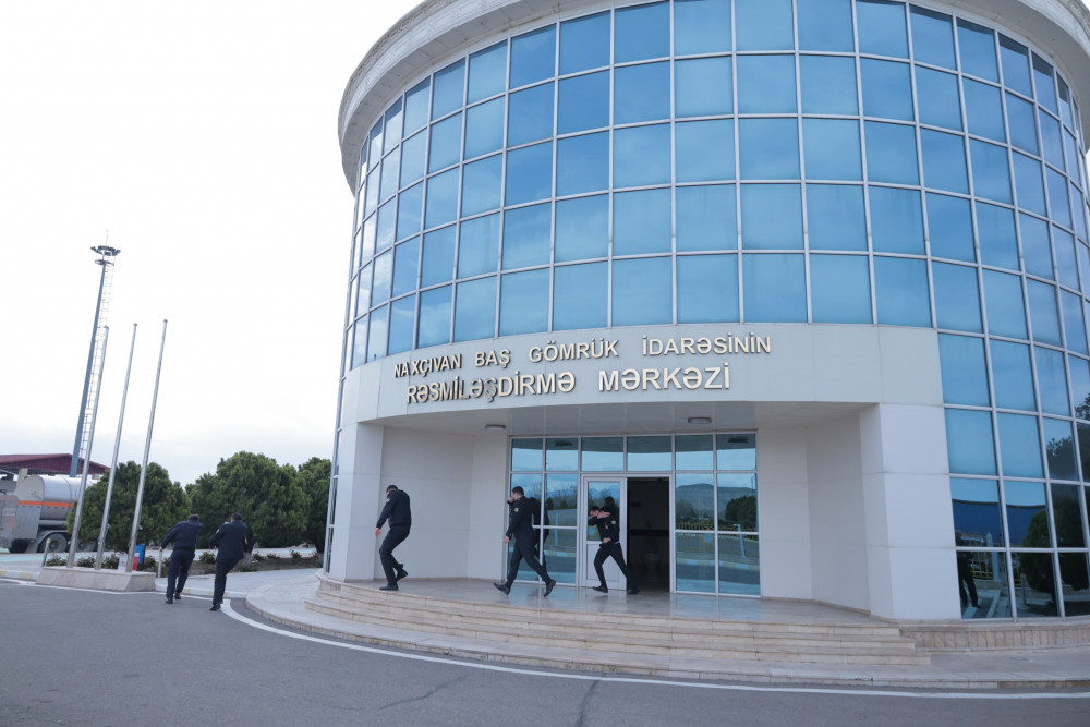 Naxçıvan Baş Gömrük İdarəsinin Rəsmiləşdirmə Mərkəzində fövqəladə hallarla bağlı seminar və təlim keçirilib<font color=red> - FOTOLAR</font>