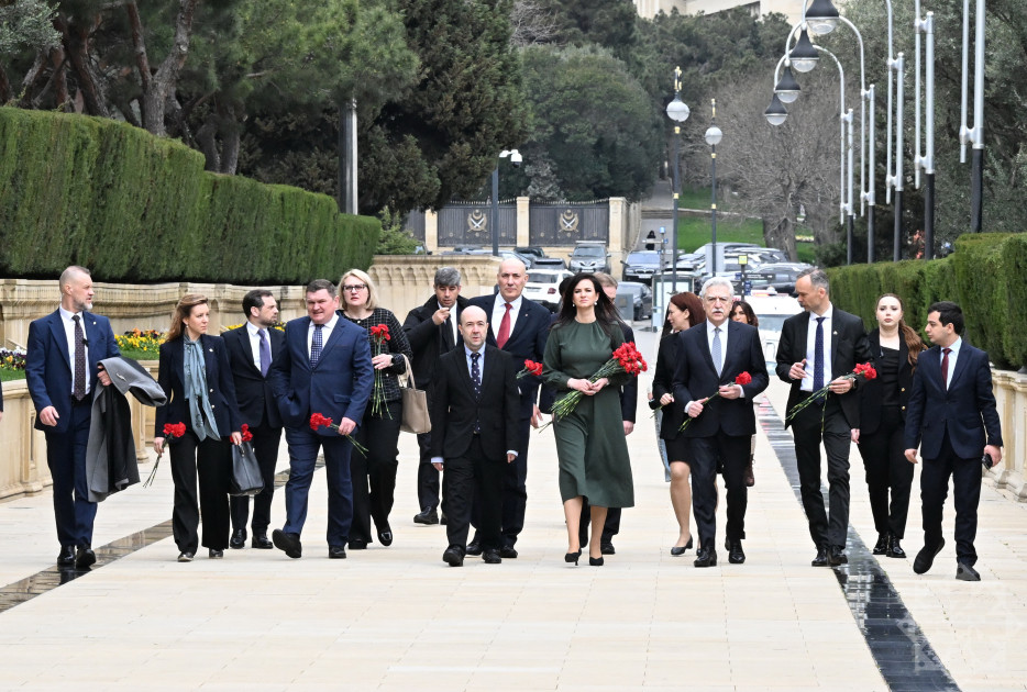 Litvanın Baş naziri Bakıda şəhidlərin xatirəsini anıb<font color=red> - FOTOLAR</font>