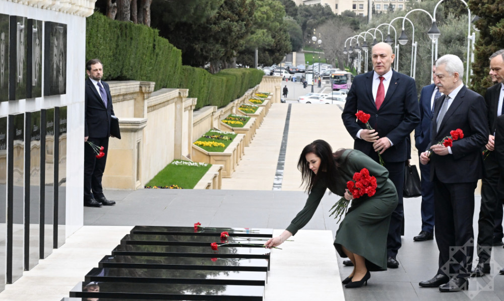 Litvanın Baş naziri Bakıda şəhidlərin xatirəsini anıb<font color=red> - FOTOLAR</font>