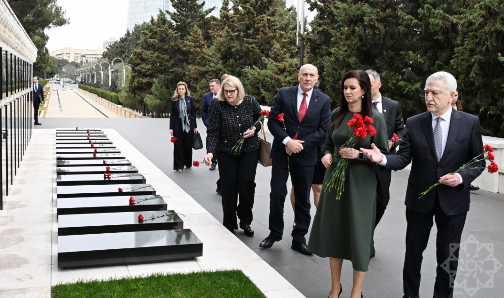 Litvanın Baş naziri Bakıda şəhidlərin xatirəsini anıb<font color=red> - FOTOLAR</font>