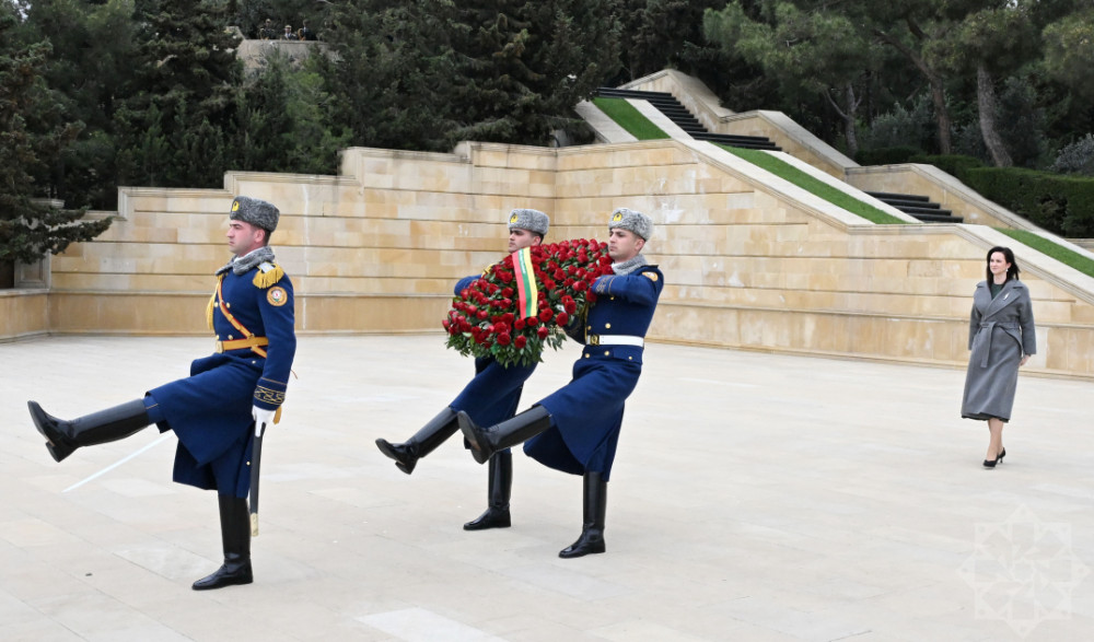 Litvanın Baş naziri Bakıda şəhidlərin xatirəsini anıb<font color=red> - FOTOLAR</font>