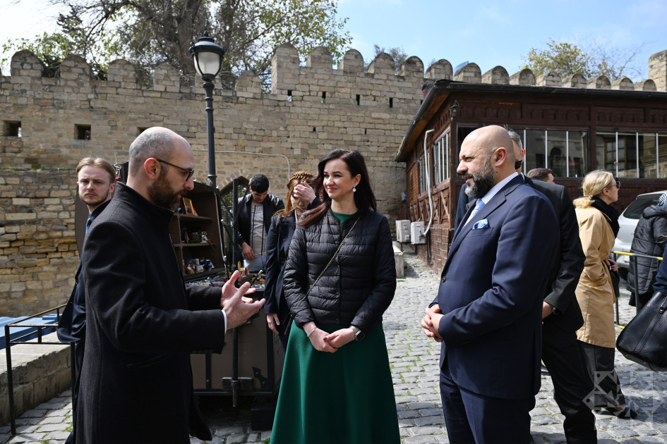 Litvanın Baş naziri İnqa Ruqiniene İçərişəhərlə tanış olub<font color=red> - FOTOLAR</font>