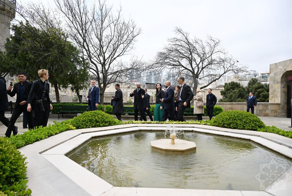 Litvanın Baş naziri İnqa Ruqiniene İçərişəhərlə tanış olub<font color=red> - FOTOLAR</font>