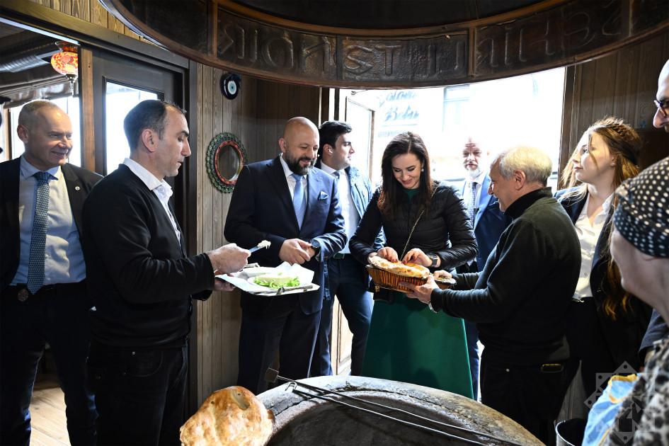 Litvanın Baş naziri İnqa Ruqiniene İçərişəhərlə tanış olub<font color=red> - FOTOLAR</font>