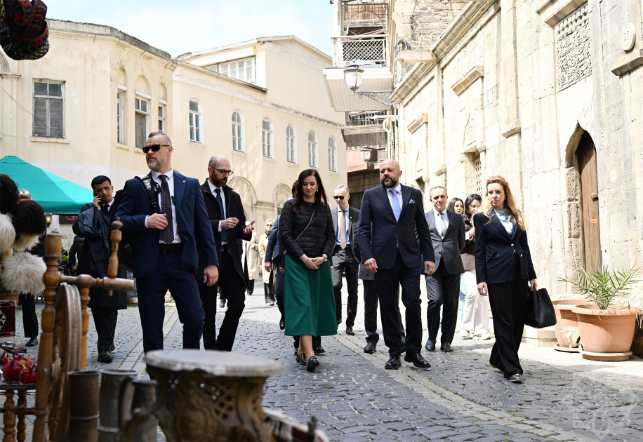 Litvanın Baş naziri İnqa Ruqiniene İçərişəhərlə tanış olub<font color=red> - FOTOLAR</font>