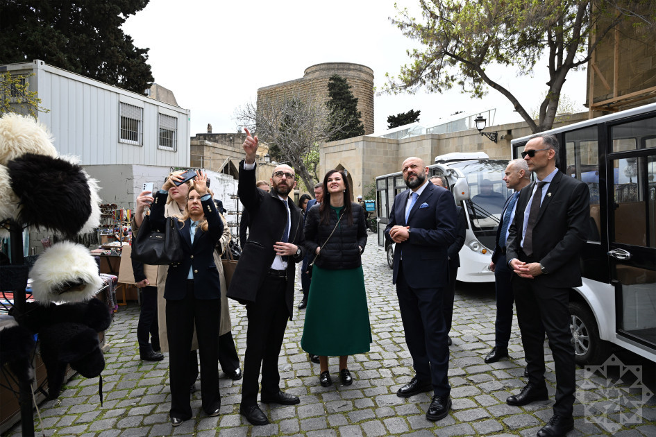 Litvanın Baş naziri İnqa Ruqiniene İçərişəhərlə tanış olub<font color=red> - FOTOLAR</font>