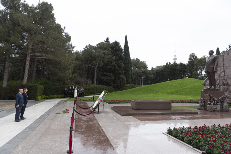 Azərbaycan-Latviya hökumətlərarası komissiyasının üzvləri Fəxri və Şəhidlər xiyabanlarını, Zəfər parkını ziyarət ediblər<font color=red> - FOTOLAR</font>