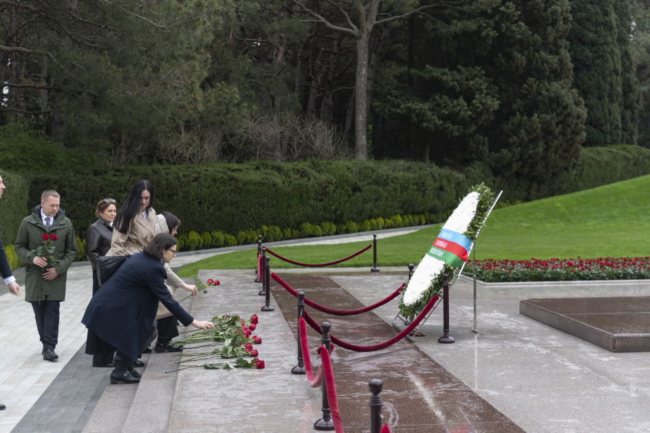 Azərbaycan-Latviya hökumətlərarası komissiyasının üzvləri Fəxri və Şəhidlər xiyabanlarını, Zəfər parkını ziyarət ediblər<font color=red> - FOTOLAR</font>