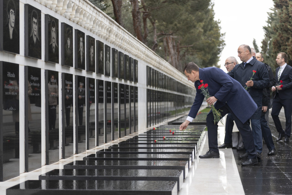 Azərbaycan-Latviya hökumətlərarası komissiyasının üzvləri Fəxri və Şəhidlər xiyabanlarını, Zəfər parkını ziyarət ediblər<font color=red> - FOTOLAR</font>