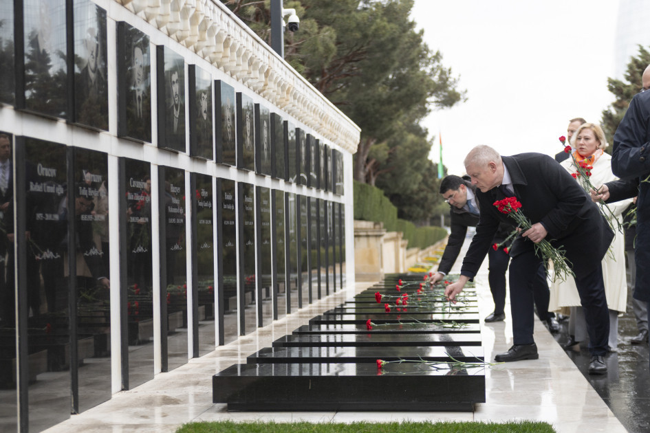 Azərbaycan-Latviya hökumətlərarası komissiyasının üzvləri Fəxri və Şəhidlər xiyabanlarını, Zəfər parkını ziyarət ediblər<font color=red> - FOTOLAR</font>