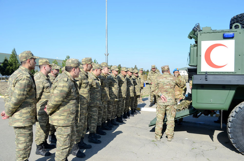 Hərbi vəzifəlilərlə təlim toplanışı başlayıb<font color=red> - FOTOLAR</font>