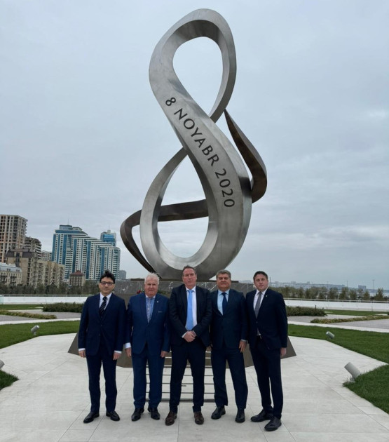 İrlandiya-Azərbaycan parlamentlərarası dostluq qrupunun rəhbəri Bakıda Zəfər parkında olub<font color=red> - FOTOLAR</font>