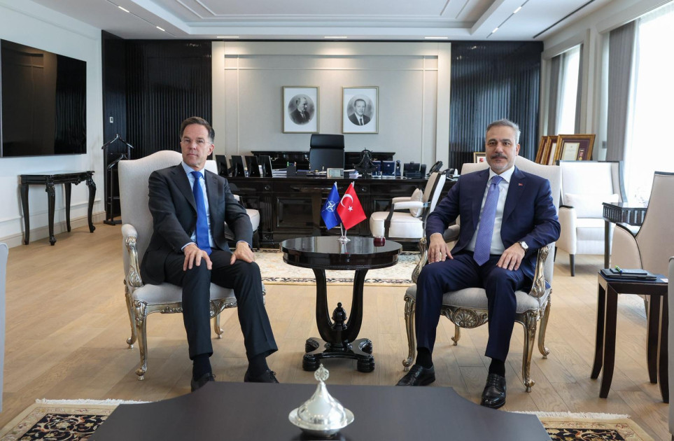 NATO-nun Baş katibi Türkiyənin xarici işlər naziri ilə danışıqlar aparıb<font color=red> - FOTOLAR</font>