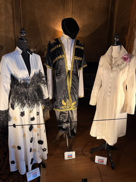 ABŞ-də keçirilən sərgidə Azərbaycana məxsus milli kişi geyimi nümayiş olunub<font color=red> - FOTOLAR</font>