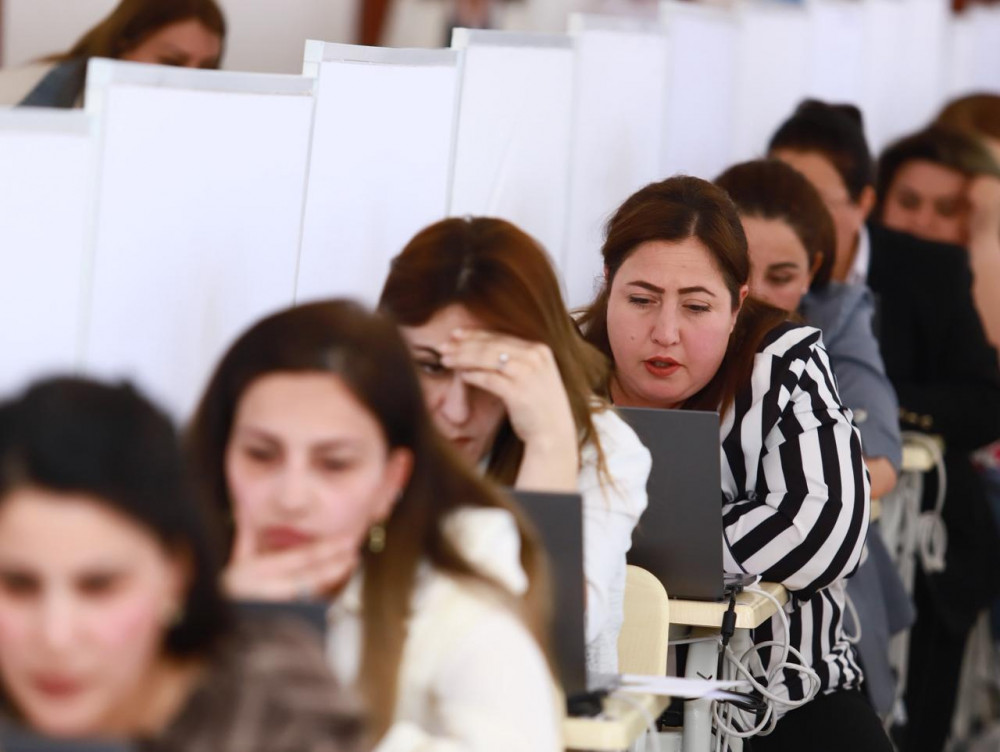Naxçıvanda təhsilverənlərin sertifikatlaşdırma prosesinin ikinci dövriyyəsi üzrə test imtahanlarına start verilib <font color=red> - FOTOLAR</font>
