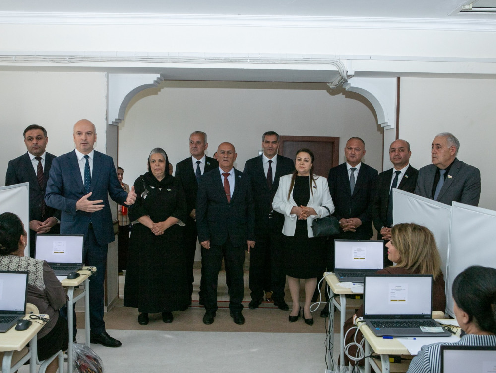 Naxçıvanda sertifikatlaşdırma prosesinin keçirildiyi İmtahan Mərkəzinə infotur təşkil olunub<font color=red> - FOTOLAR</font>