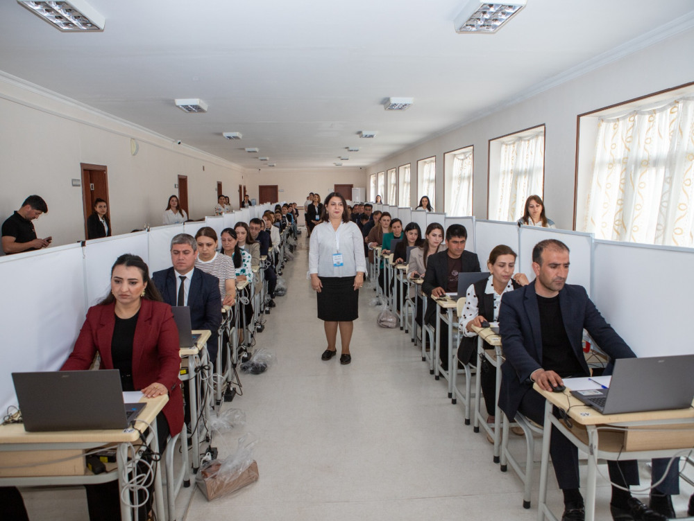 Naxçıvanda təhsilverənlərin sertifikatlaşdırma prosesinin ikinci dövriyyəsi üzrə test imtahanları davam edir <font color=red> - FOTOLAR</font>