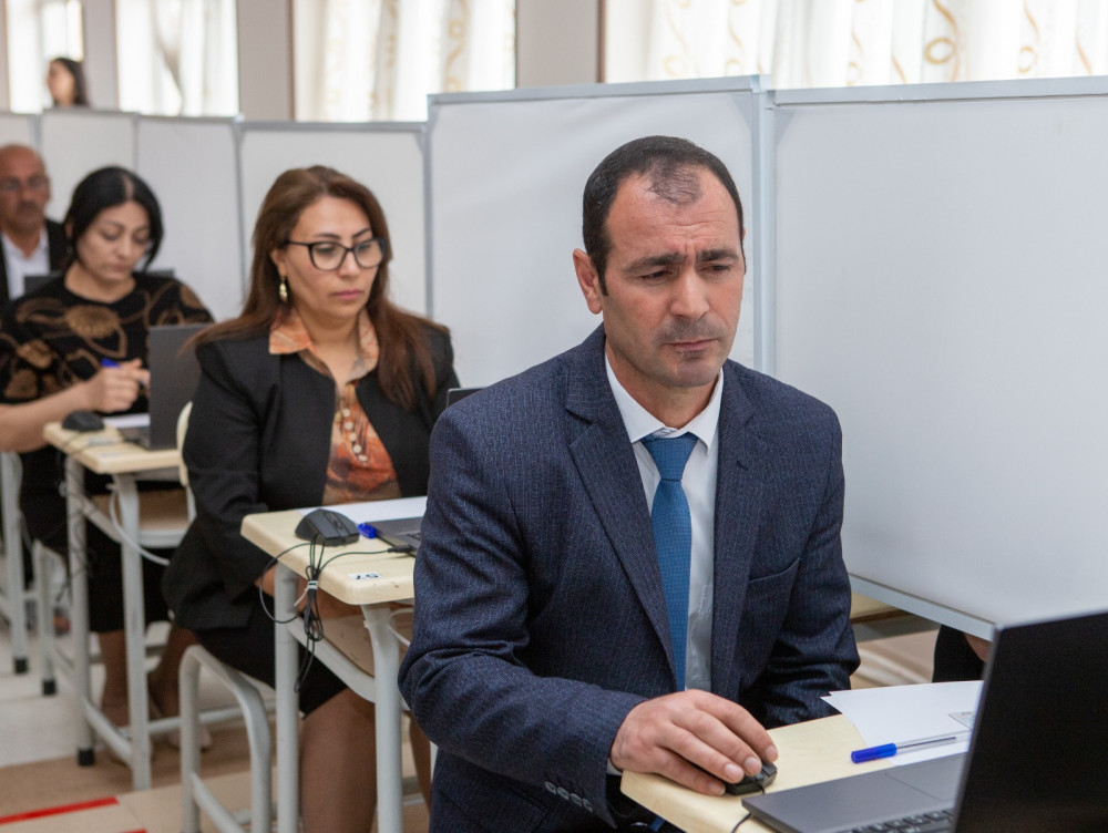 Naxçıvanda təhsilverənlərin sertifikatlaşdırma prosesinin ikinci dövriyyəsi üzrə test imtahanları davam edir <font color=red> - FOTOLAR</font>
