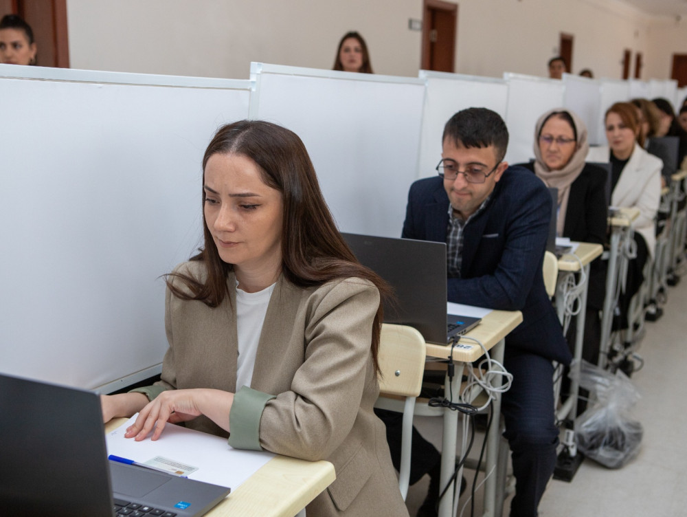Naxçıvanda təhsilverənlərin sertifikatlaşdırma prosesinin ikinci dövriyyəsi üzrə test imtahanları davam edir <font color=red> - FOTOLAR</font>