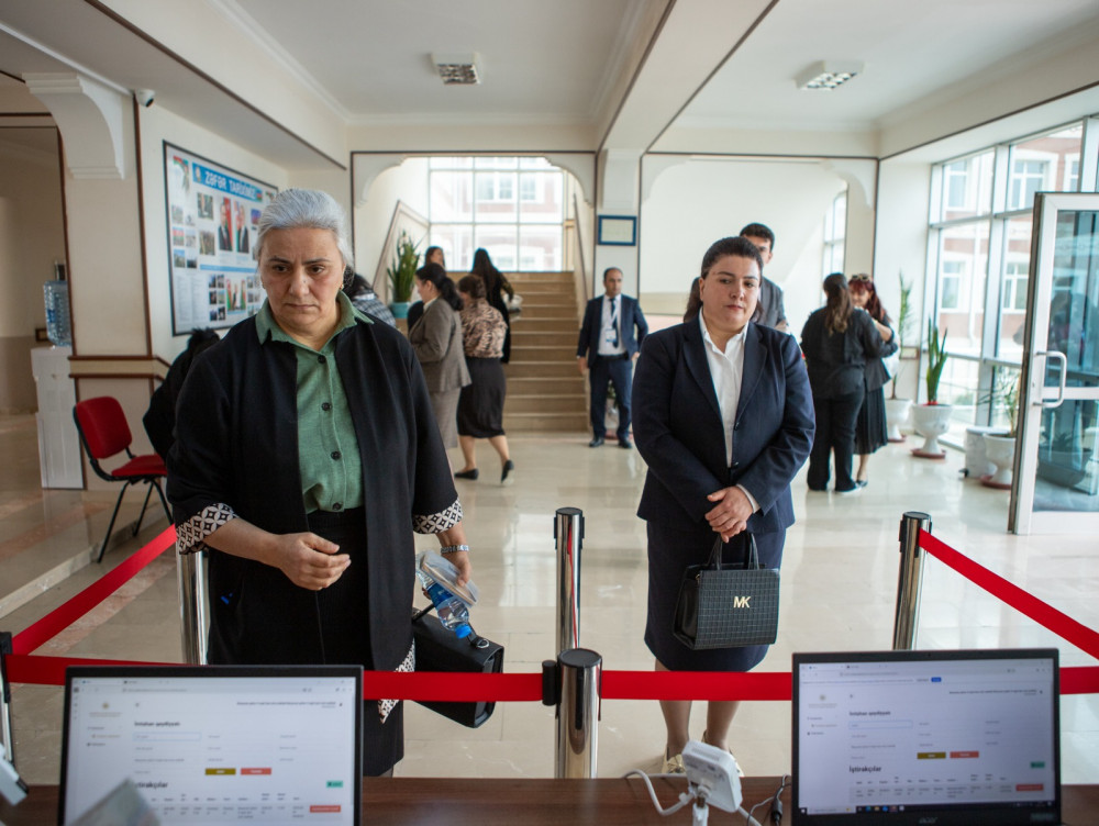 Naxçıvanda təhsilverənlərin sertifikatlaşdırma prosesinin ikinci dövriyyəsi üzrə test imtahanları davam edir <font color=red> - FOTOLAR</font>