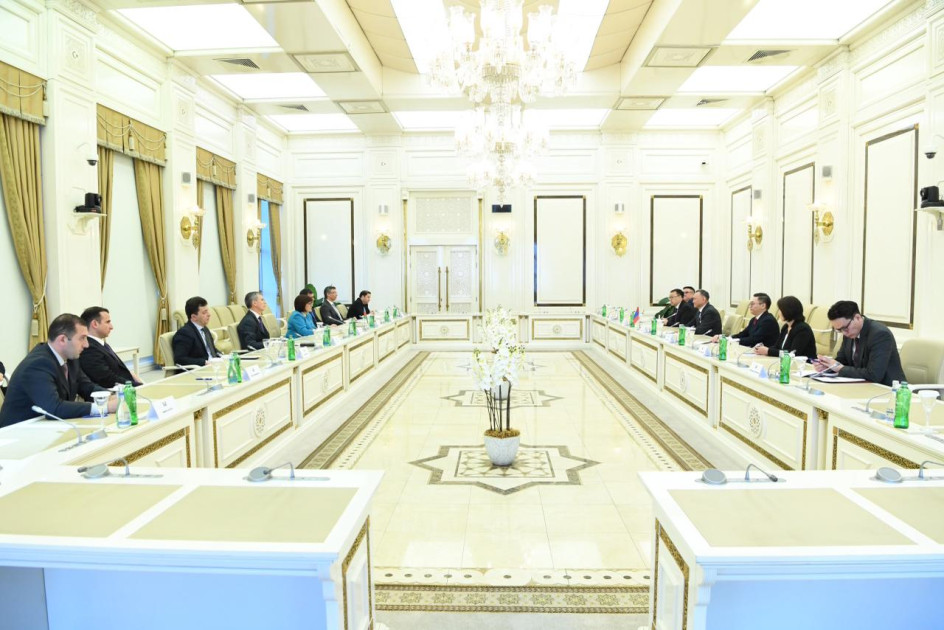Monqolustanın Baş prokuroruna Azərbaycanın parlamentarizm tarixi barədə məlumat verilib<font color=red> - FOTOLAR</font>
