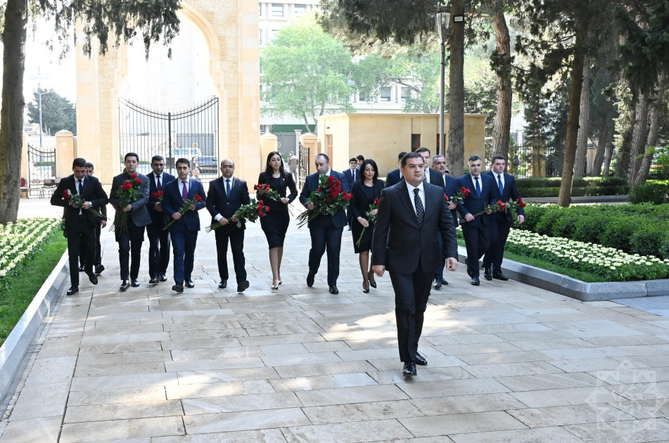 Naxçıvanın Bakıdakı daimi nümayəndəliyinin kollektivi Ulu Öndər Heydər Əliyevin məzarını ziyarət edib<font color=red> - FOTOLAR</font>