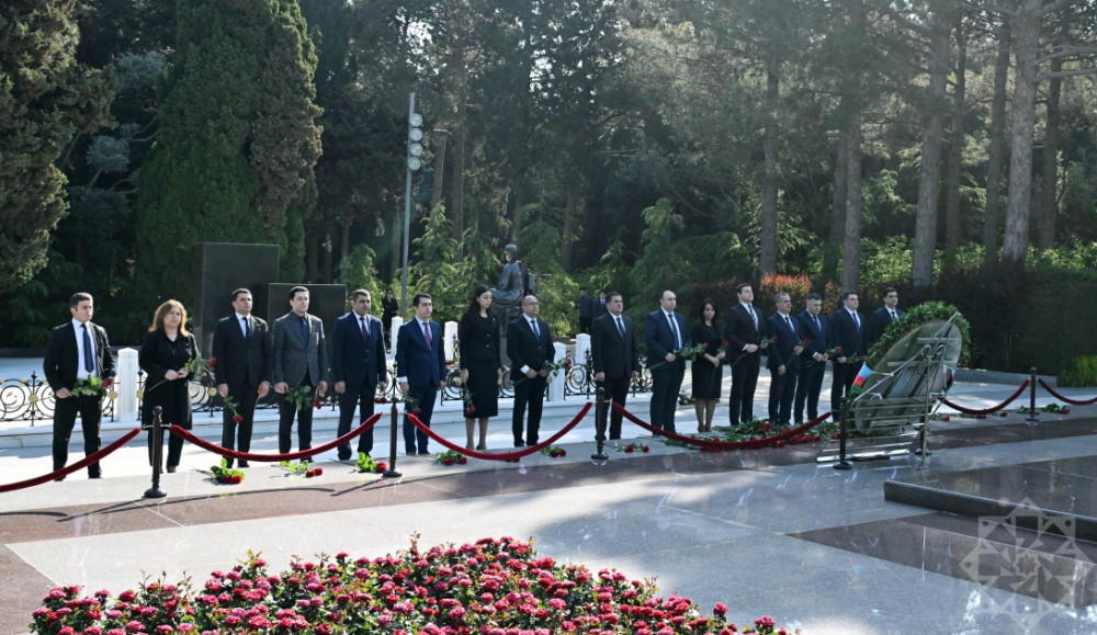 Naxçıvanın Bakıdakı daimi nümayəndəliyinin kollektivi Ulu Öndər Heydər Əliyevin məzarını ziyarət edib<font color=red> - FOTOLAR</font>