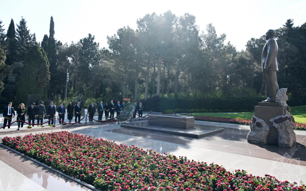 Naxçıvanın Bakıdakı daimi nümayəndəliyinin kollektivi Ulu Öndər Heydər Əliyevin məzarını ziyarət edib<font color=red> - FOTOLAR</font>