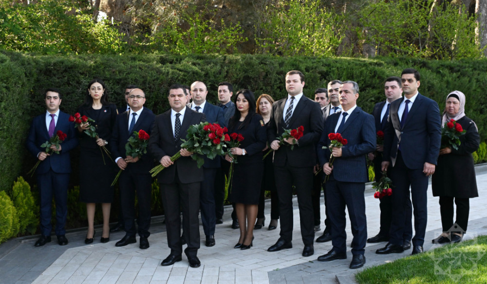 Naxçıvanın Bakıdakı daimi nümayəndəliyinin kollektivi Ulu Öndər Heydər Əliyevin məzarını ziyarət edib<font color=red> - FOTOLAR</font>
