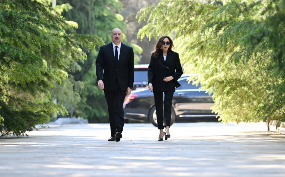 Prezident İlham Əliyev və birinci xanım Mehriban Əliyeva Fəxri xiyabanda Ulu Öndər Heydər Əliyevin məzarını ziyarət ediblər<font color=red> - FOTOLAR</font>