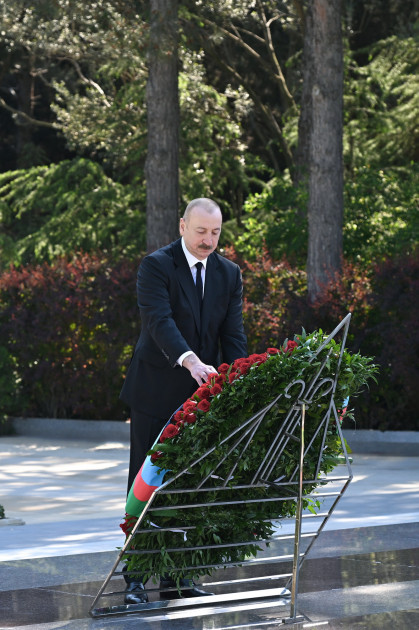Prezident İlham Əliyev və birinci xanım Mehriban Əliyeva Fəxri xiyabanda Ulu Öndər Heydər Əliyevin məzarını ziyarət ediblər<font color=red> - FOTOLAR</font>