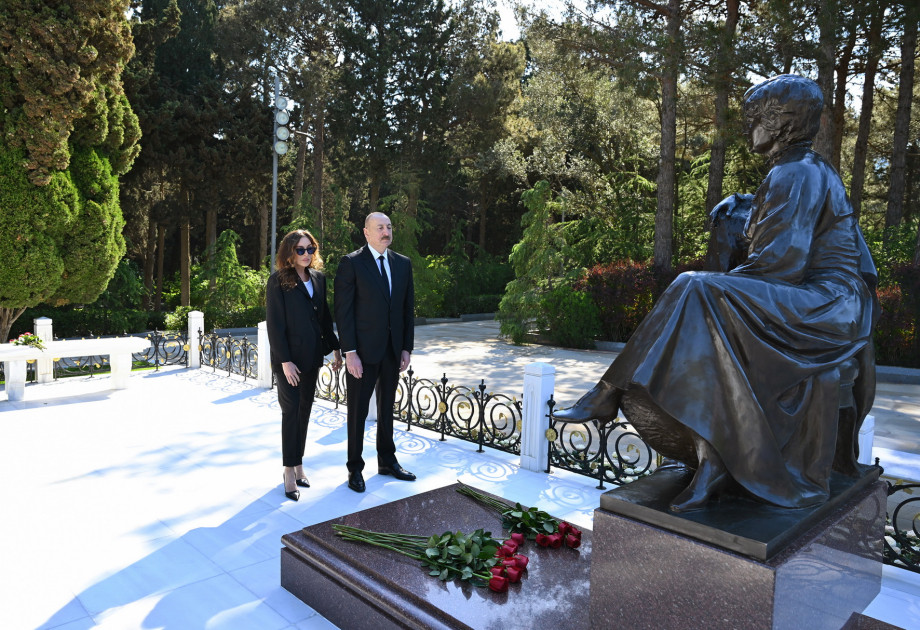 Prezident İlham Əliyev və birinci xanım Mehriban Əliyeva Fəxri xiyabanda Ulu Öndər Heydər Əliyevin məzarını ziyarət ediblər<font color=red> - FOTOLAR</font>