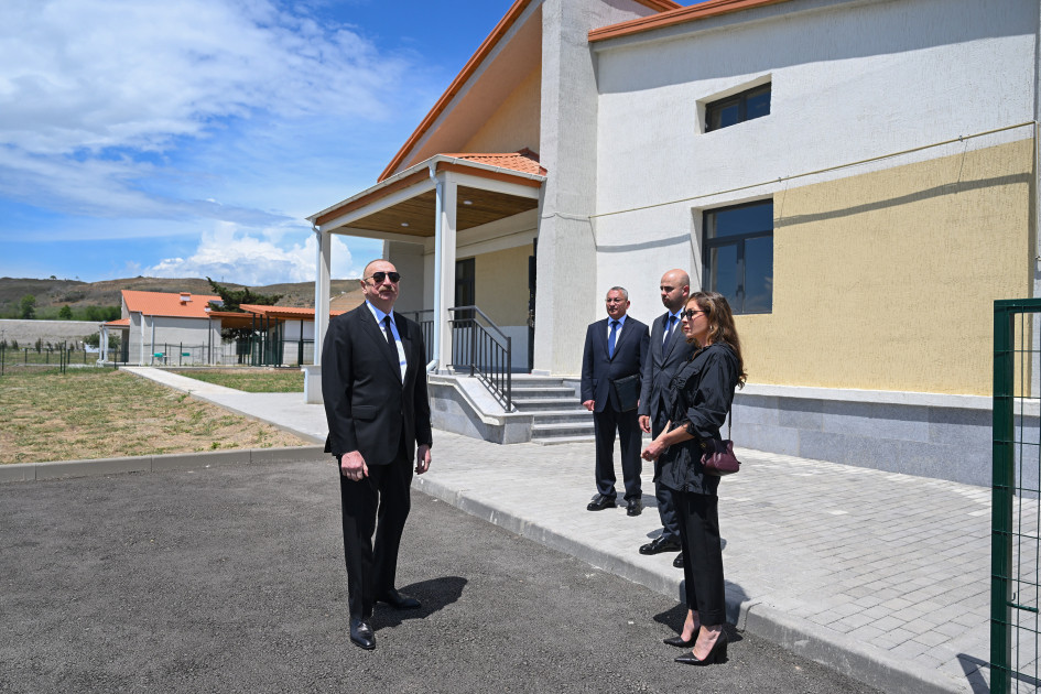 Prezident İlham Əliyev və birinci xanım Mehriban Əliyeva Şükürbəyli kəndində fərdi evlərdə yaradılmış şəraitlə tanış olublar<font color=red> - FOTOLAR</font>