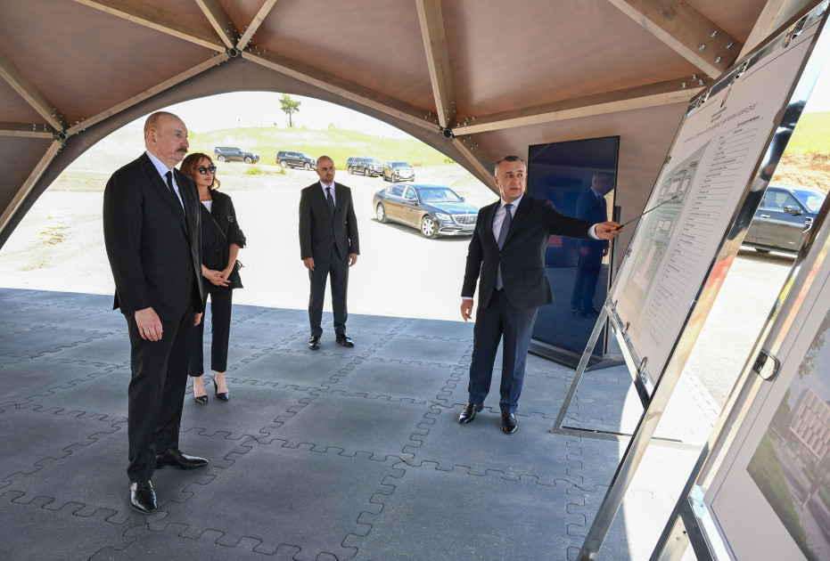 Prezident İlham Əliyev və birinci xanım Mehriban Əliyeva Cəbrayıl Rayon Mərkəzi Xəstəxanasının binasının tikintisi ilə tanış olublar<font color=red> - FOTOLAR</font>
