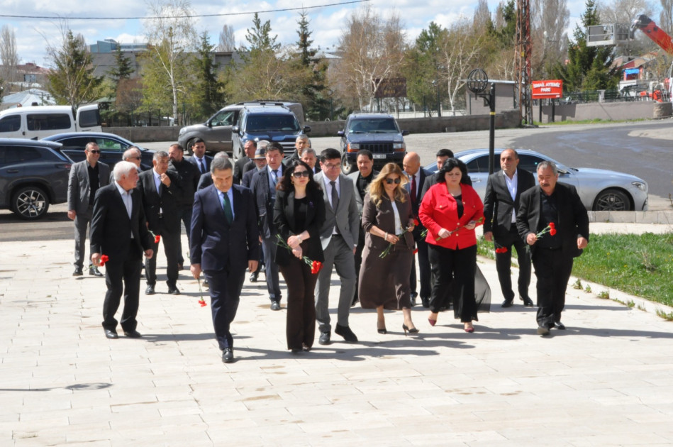 Qarsda Ulu Öndər Heydər Əliyevin xatirəsi anılıb<font color=red> - FOTOLAR</font>